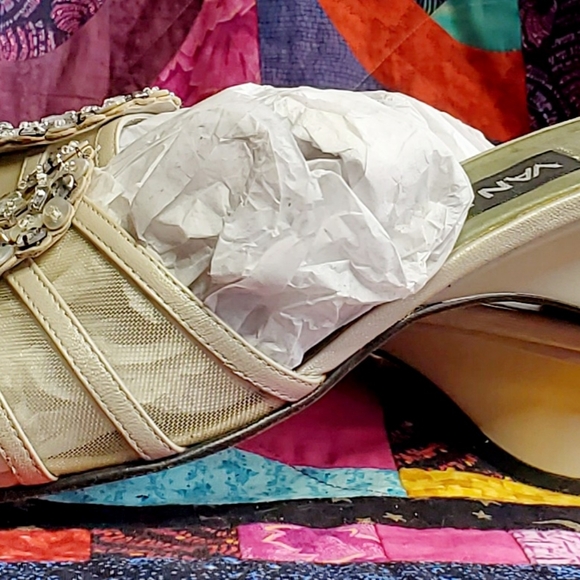 Van Eli 10M ivory Sandal with fancy mother of pearl and rhinestone detail - Picture 2 of 4